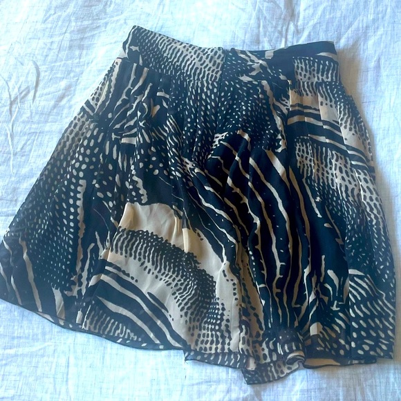 Mix Nouveau • Beautiful Skirt With a Unique Design - Picture 2 of 7